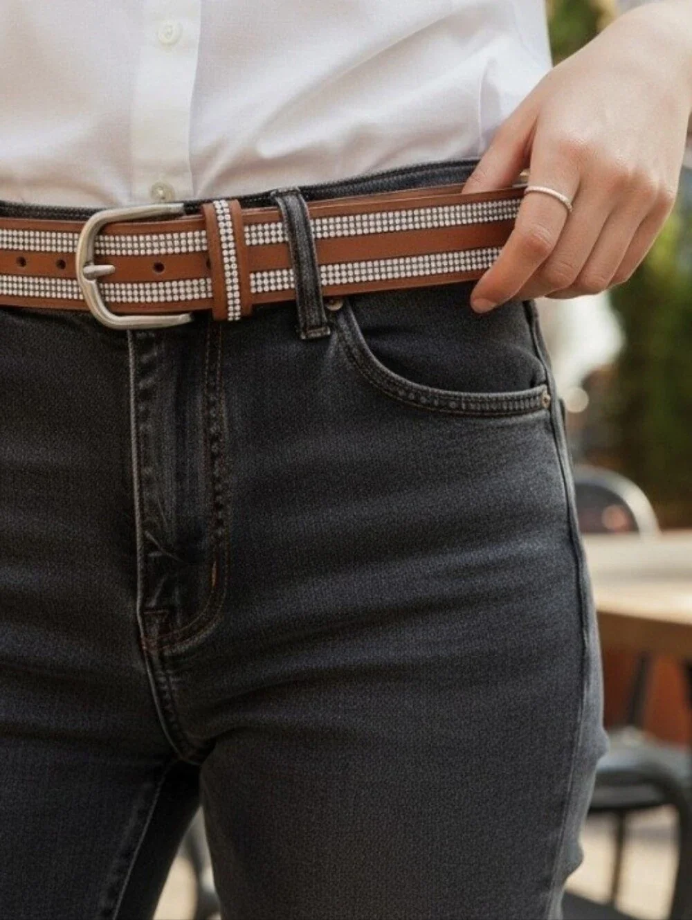 Womens Size XL Brown Leather Belt Parallel Rows Rhinestones Silver-toned Buckle.